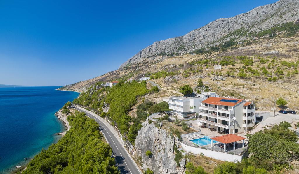 Beachfront Apartments Lara Omiš Екстериор снимка