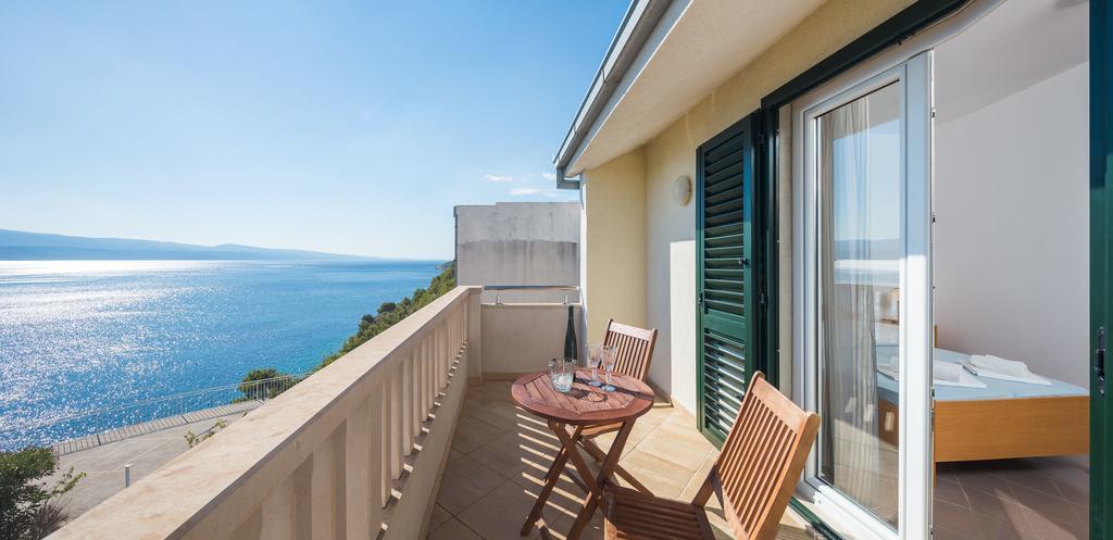 Beachfront Apartments Lara Omiš Екстериор снимка