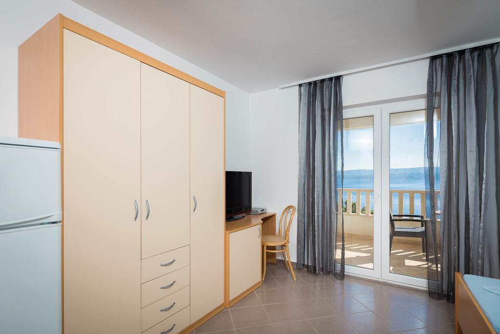 Beachfront Apartments Lara Omiš Екстериор снимка