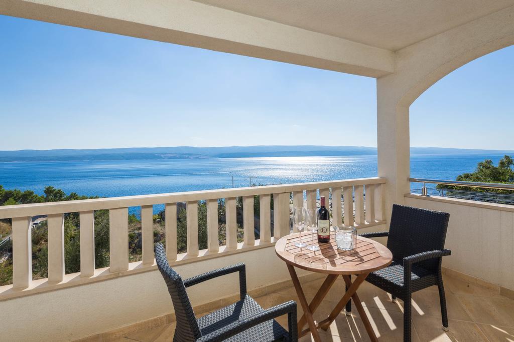 Beachfront Apartments Lara Omiš Екстериор снимка