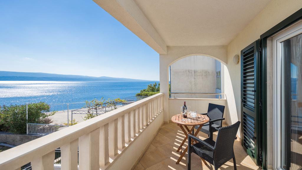Beachfront Apartments Lara Omiš Екстериор снимка