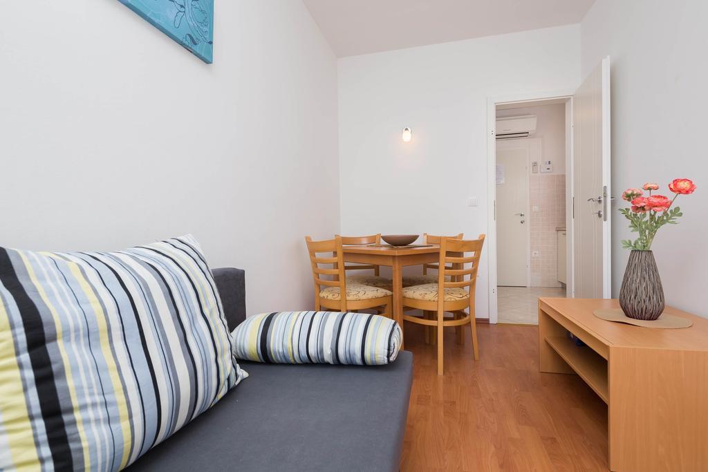 Beachfront Apartments Lara Omiš Екстериор снимка