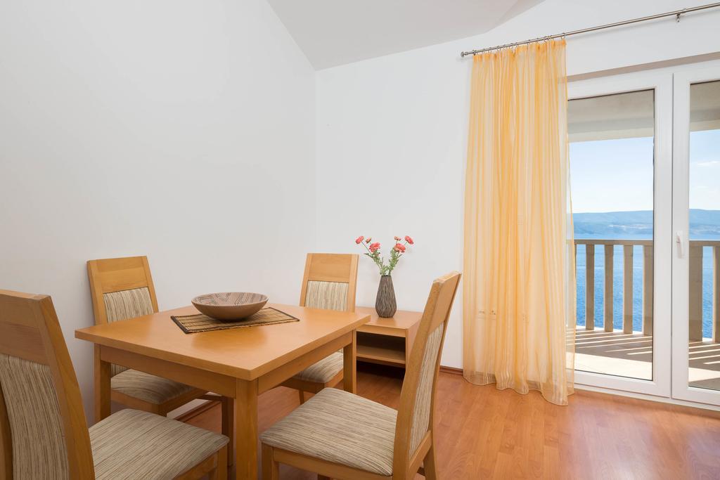 Beachfront Apartments Lara Omiš Екстериор снимка
