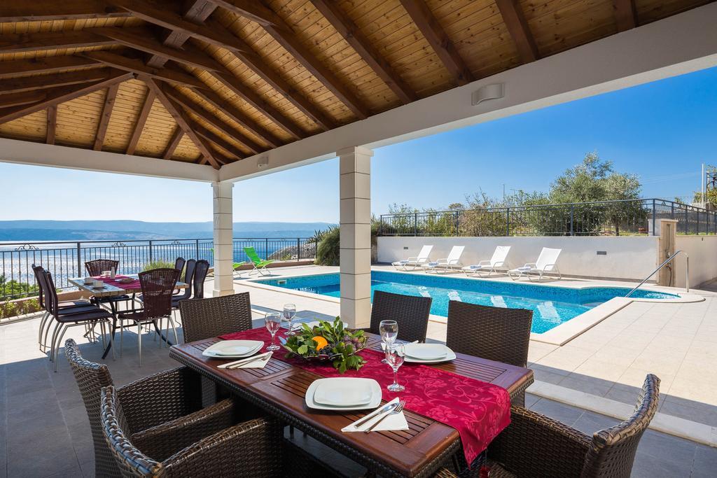 Beachfront Apartments Lara Omiš Екстериор снимка