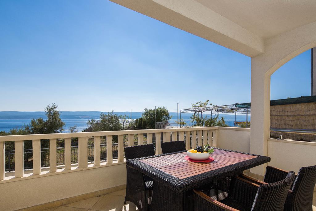 Beachfront Apartments Lara Omiš Екстериор снимка