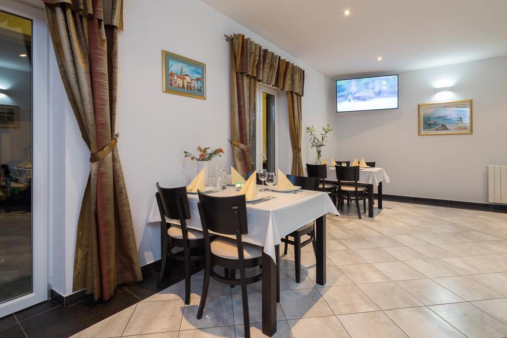 Beachfront Apartments Lara Omiš Екстериор снимка