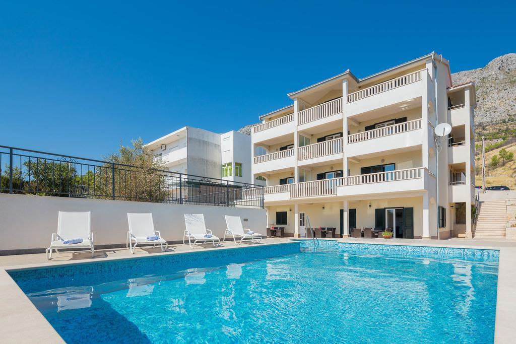 Beachfront Apartments Lara Omiš Екстериор снимка