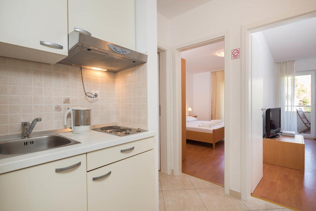 Beachfront Apartments Lara Omiš Екстериор снимка