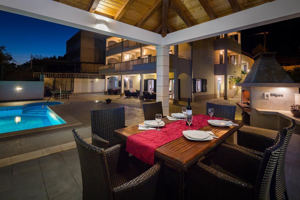 Beachfront Apartments Lara Omiš Екстериор снимка