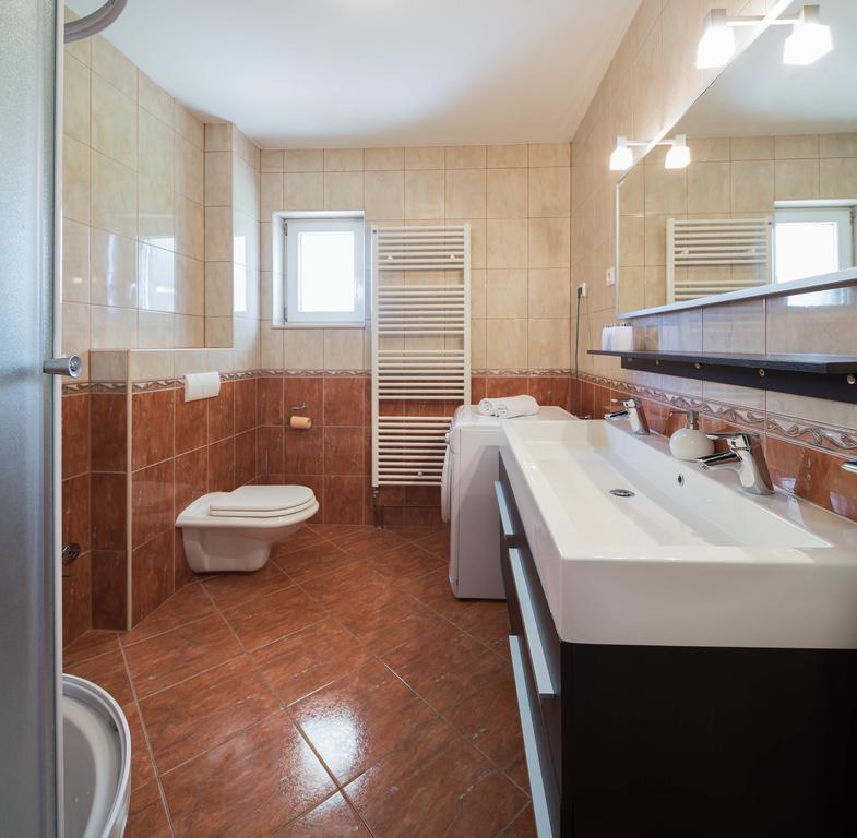 Beachfront Apartments Lara Omiš Екстериор снимка