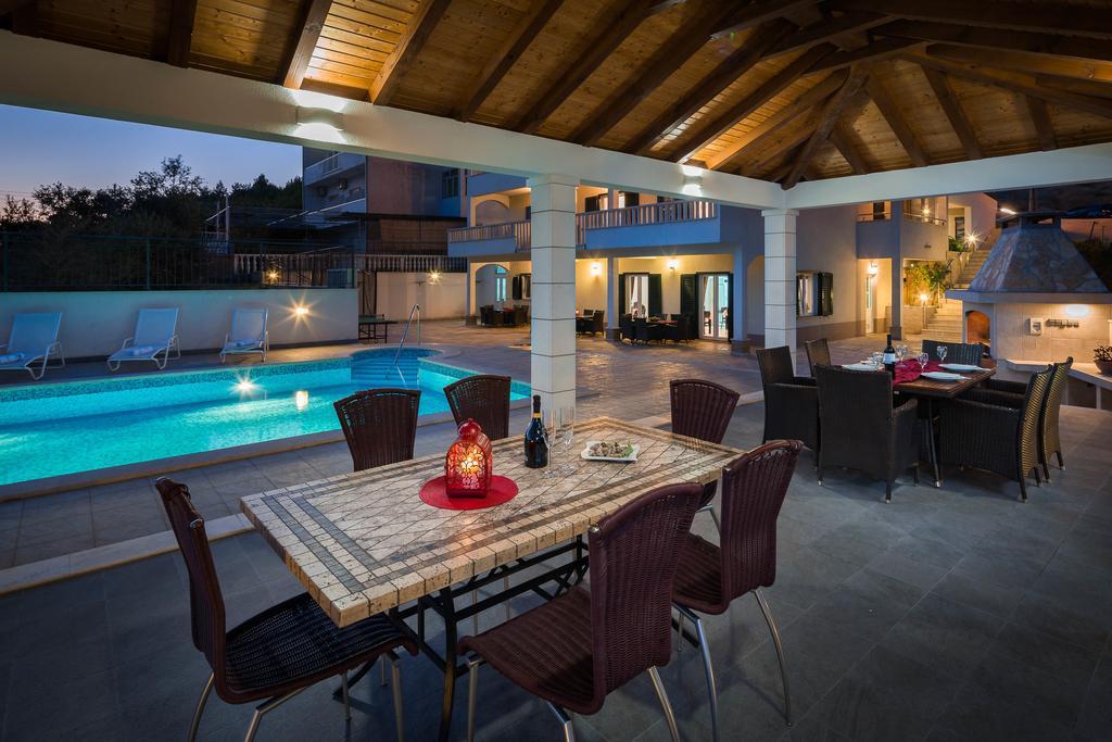 Beachfront Apartments Lara Omiš Екстериор снимка