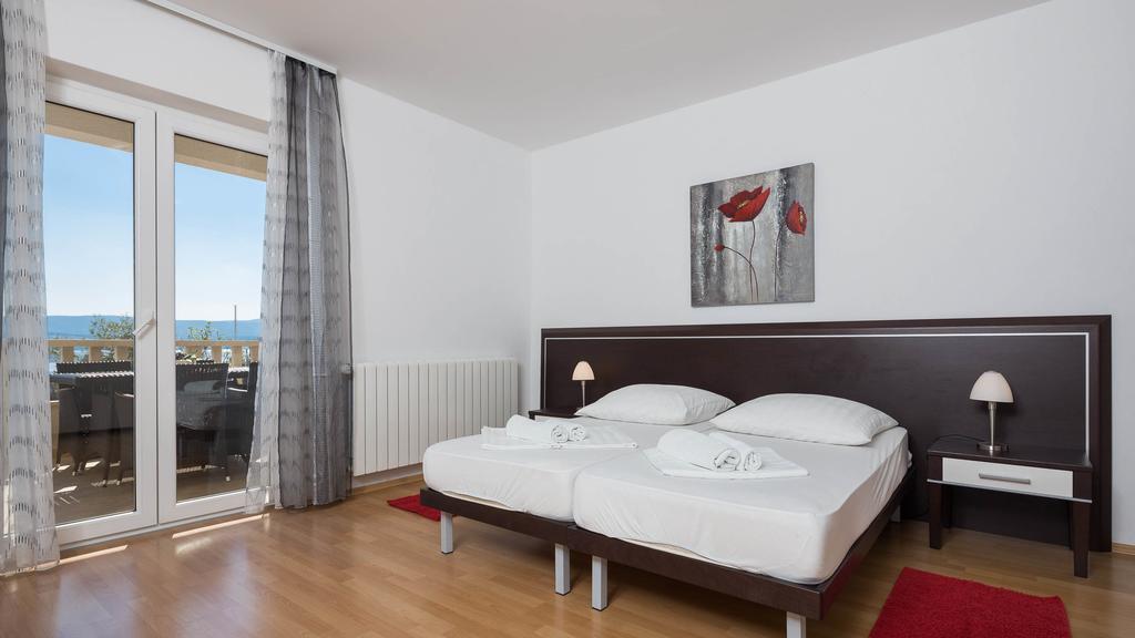 Beachfront Apartments Lara Omiš Екстериор снимка