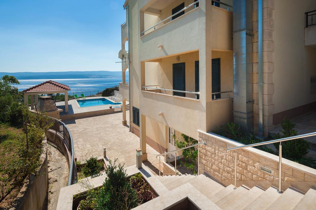 Beachfront Apartments Lara Omiš Екстериор снимка